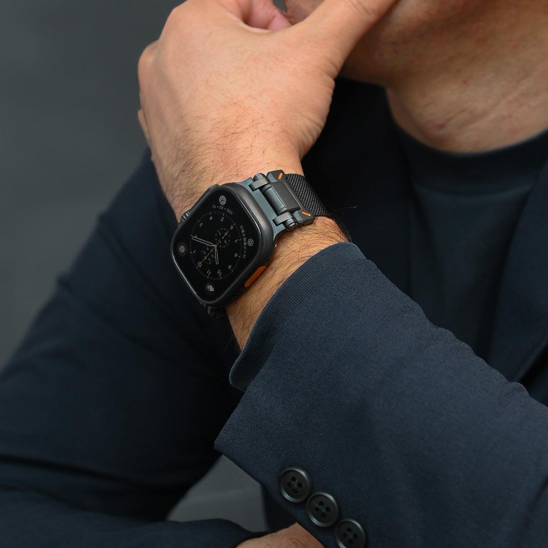 ステンレス メッシュ バンド アップルウォッチ Apple Watch 用 マグネットタイプ サイズ調整自由 メンズ 男性 人気 ウォッチバンド(42mm・41mm・40mm/ 49mm・46mm・45mm・44mm) りんご堂 着けた写真 ブラック 黒